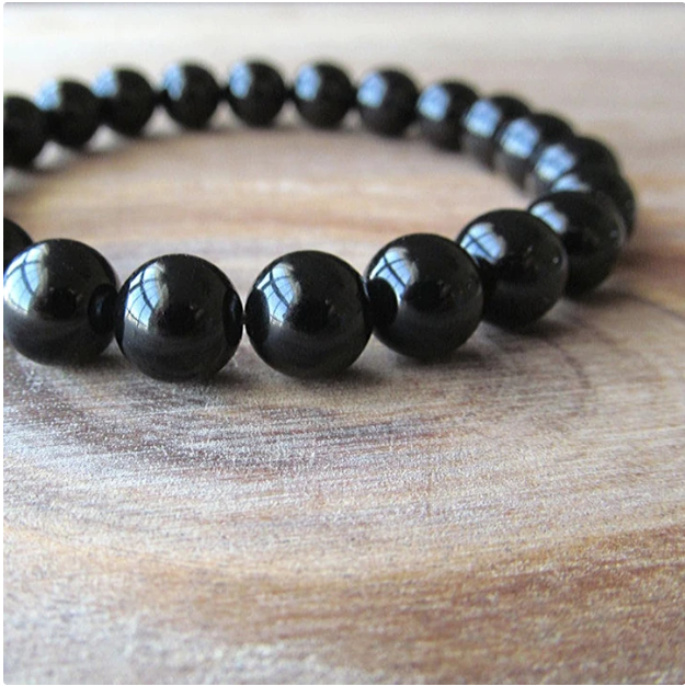 bracelet sombre sur tranche de bois