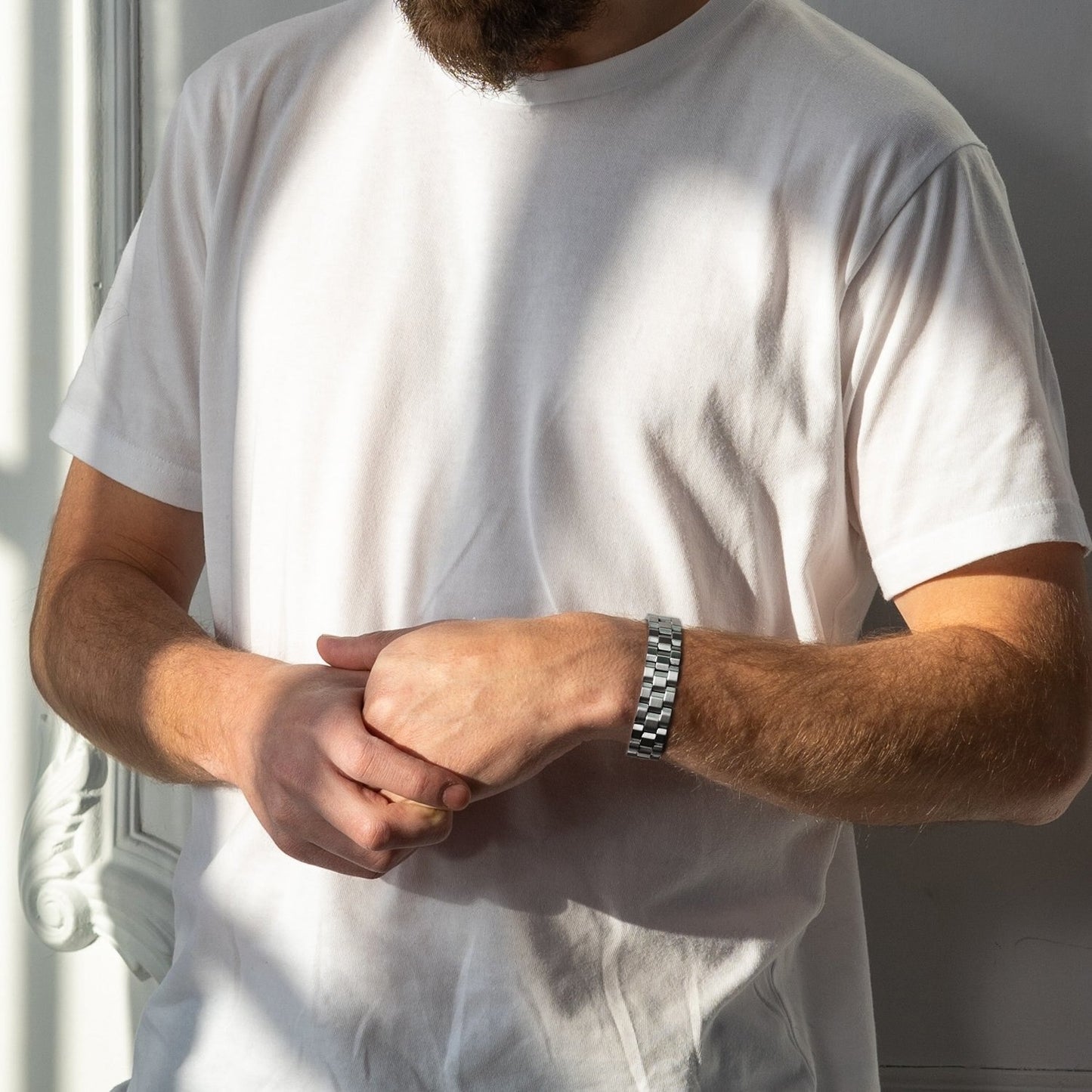 homme portant Bracelet en acier inoxydable à aimants pour une élégance moderne tous les jours. Soulage la douleur grâce à ses aimants puissants. Durable et facile à nettoyer