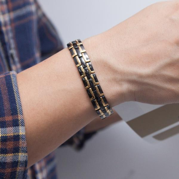 homme portant Bracelet magnétique de bien-être performant pour une vie saine et équilibrée. Améliore la circulation sanguine et soulage les douleurs. Fabriqué en acier inoxydable de qualité